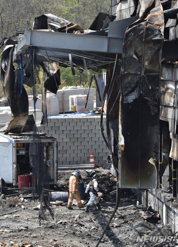 [이천=뉴시스] 김종택 기자 = 30일 경기 이천시 모가면의 한 물류창고 공사장 화재 현장에서 경찰과 소방당국,국과수 등 관계자들이 합동 감식을 하고 있다. 2020.04.30.semail3778@naver.com