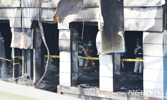 [이천=뉴시스] 김종택 기자 = 30일 경기 이천시 모가면의 한 물류창고 공사장 화재 현장에서 경찰과 소방당국,국과수 등 관계자들이 합동 감식을 하고 있다. 2020.04.30.semail3778@naver.com