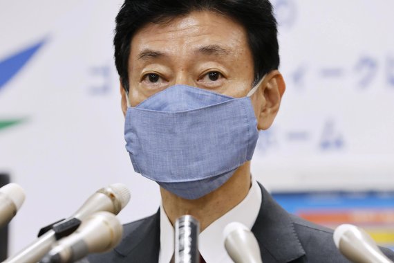 일본 정부의 코로나19 대응 주무장관인 니시무리 야스토시 경제재생상. AP뉴시스