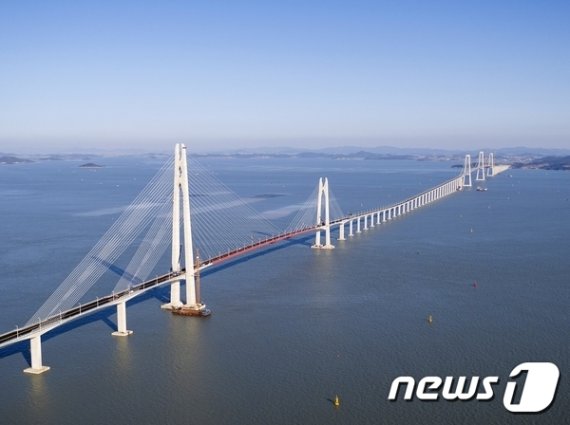 신안군 압해도와 중부권 주요 5개 섬(자은, 암태, 팔금, 안좌, 자라)을 연결하는 천사대교. 신안군 제공