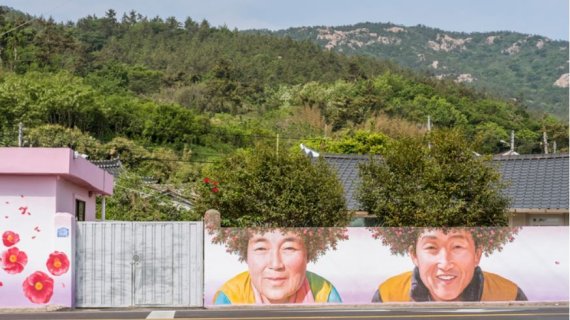 암태도 기동삼거리에 있는 할머니 할아버지 벽화 . 한국관광공사 제공