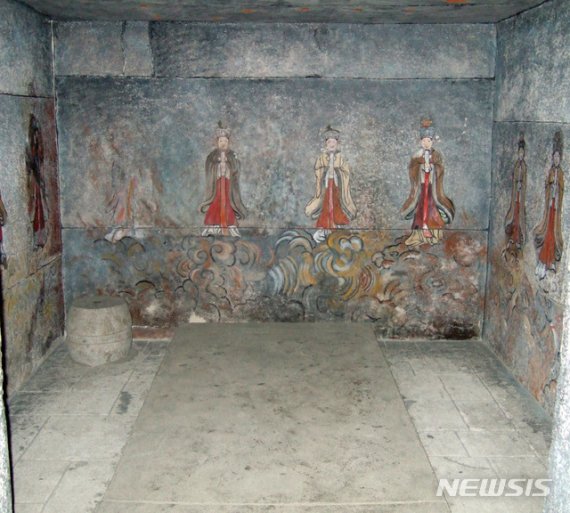[서울=뉴시스] 개성시 오산리에 있는 고려 31대 공민왕(恭愍王)의 무덤인 현릉(玄陵)의 묘실에 그려져 있는 벽화와 천장의 별자리. 벽화는 동·서·북의 세 벽면에 12지신상이 각 면에 4구씩 배치되어, 북쪽 벽에는 술(戌)·해(亥)·자(子)·축(丑)의 신상이, 동쪽 벽에는 인(寅)·묘(卯)·진(辰)·사(巳)의 신상이, 서쪽 벽에는 오(午)·미(未)·신(申)·유(酉)의 신상이 그려져 있다. 천장에는 해와 북두칠성, 삼태성(三台星)이 그려져 있다. (사진=미디어한국학 제공) 2020.05.02. photo@newsis.com