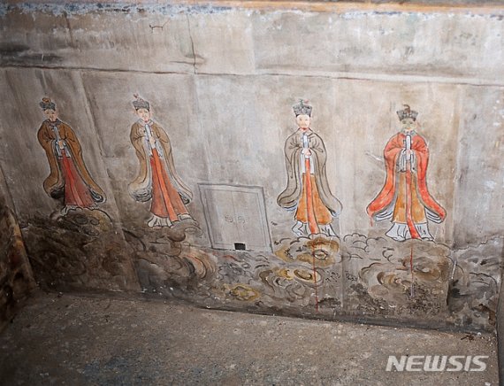 [서울=뉴시스] 개성시 오산리에 있는 고려 31대 공민왕(恭愍王)의 무덤인 현릉(玄陵)의 묘실 동쪽 벽화와 유혼혈(遊魂穴). 벽에 가로 38cm, 세로 43cm의 문이 새겨져 있고, 그 밑에 네모난 구멍을 뚫어 왕비의 무덤인 정릉(正陵)과의 연결을 표시했다. (사진=미디어한국학 제공) 2020.05.02. photo@newsis.com