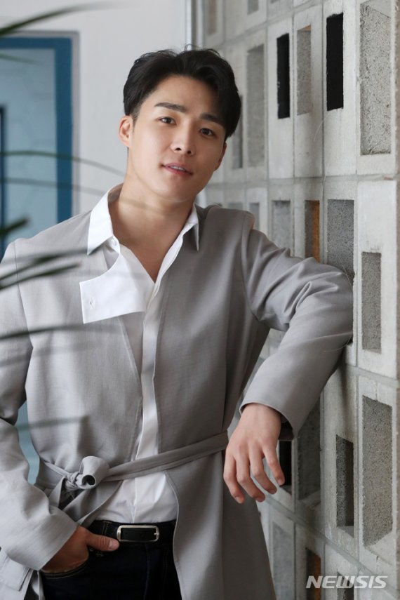 [서울=뉴시스]홍효식 기자 = 드라마 '맛 좀 보실래요'에서 이진상 역을 맡은 배우 서하준이 지난 27일 서울 성동구 한 카페에서 뉴시스와 인터뷰 전 포즈를 취하고 있다. 2020.05.02. yesphoto@newsis.com