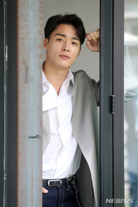 [서울=뉴시스]홍효식 기자 = 드라마 '맛 좀 보실래요'에서 이진상 역을 맡은 배우 서하준이 지난 27일 서울 성동구 한 카페에서 뉴시스와 인터뷰 전 포즈를 취하고 있다. 2020.05.02. yesphoto@newsis.com