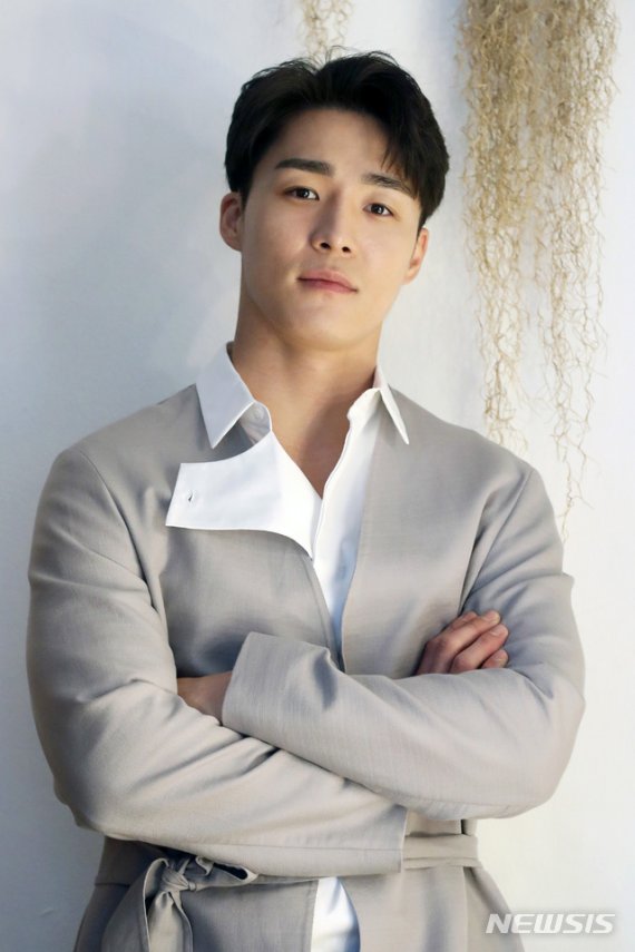 [서울=뉴시스]홍효식 기자 = 드라마 '맛 좀 보실래요'에서 이진상 역을 맡은 배우 서하준이 지난 27일 서울 성동구 한 카페에서 뉴시스와 인터뷰 전 포즈를 취하고 있다. 2020.05.02. yesphoto@newsis.com