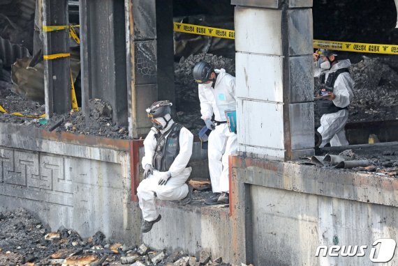 1일 오전 경기도 이천시 모가면 물류창고 화재 현장에서 경기남부지방경찰청과 유관기관 관계자들이 2차 합동 감식을 하고 있다.