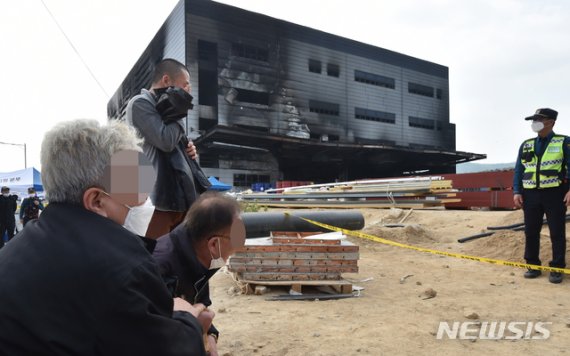 1일 경기 이천시 모가면 물류창고 공사장 화재 현장에서 유가족들이 오열하고 있다.