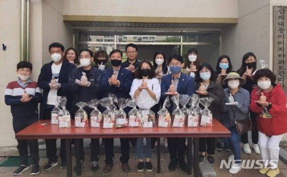 어린이날 행사 취소에 과자 꾸러미 선물한 아파트 - 파이낸셜뉴스