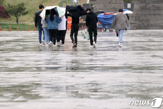 서울 여의도 한강공원에서 시민들이 우산을 쓴 채 발걸음을 재촉하고 있다. /뉴스1 © News1 이동해 기자