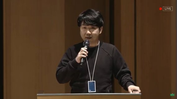 김남준 리니지2M 프로듀서가 온라인 미디어 간담회에서 발표하고 있다. 온라인 미디어 간담회 유튜브 방영 캡처 화면