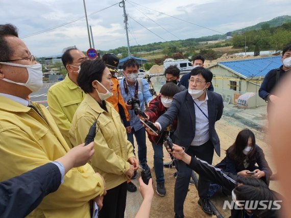 김현미 국토교통부 장관이 3일 이천 화재참사 현장을 찾아 기자들의 질문에 대답하고 있다. /사진=뉴시스