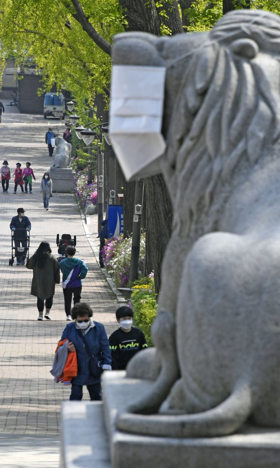 어린이날을 하루 앞둔 4일 서울 광진구 어린이대공원에는 사자 석상에 마스크를 착용해 시민들의 눈길을 끌고 있다. 사진=박범준 기자