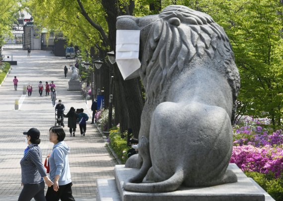 어린이날을 하루 앞둔 4일 서울 광진구 어린이대공원에는 사자 석상에 마스크를 착용해 시민들의 눈길을 끌고 있다. 사진=박범준 기자