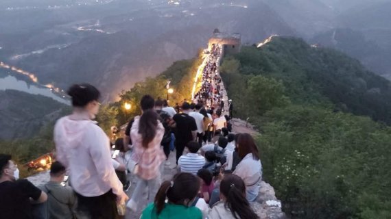 관광객 발길 끊은 日, 인산인해 中 ....5월 황금연휴 엇갈린 표정