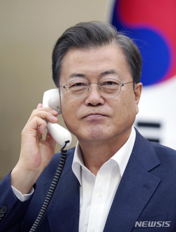 문재인 대통령이 지난 4일 오후 청와대 여민관 소회의실에서 리오 버라드커 아일랜드 총리와 통화하고 있다.