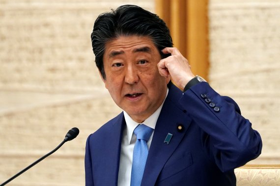 지난 4일 긴급사태 선언을 연장한 아베 신조 일본 총리가 당일 도쿄의 총리 관저에서 이와 관련한 기자회견을 하는 모습. 로이터 뉴스1