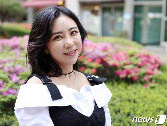 탤런트 김성은이 29일 서울 종로구의 한 카페에서 진행된 에세이 ‘한 뼘만 같이 걸을까요?’ 출간 기념 인터뷰를 앞두고 포즈를 취하고 있다. 2020.4.29/뉴스1 © News1 김진환 기자