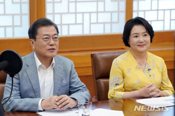 [서울=뉴시스]문재인 대통령과 김정숙 여사가 지난달 29일 청와대 집무실에서 어린이 날 기념 영상메시지를 촬영하고 있다.(사진=청와대 제공) 2020.5.5 photo@newsis.com <저작권자ⓒ 공감언론 뉴시스통신사. 무단전재-재배포 금지.> /사진=뉴시스화상