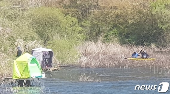 낚시가 금지된 칠갑저수지에서 보트 등을 이용해 불법 낚시행위가 이루어지고 있다. /© 뉴스1