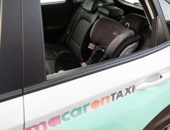 마카롱택시에 부착된 영유아용 카시트 KST모빌리티 제공