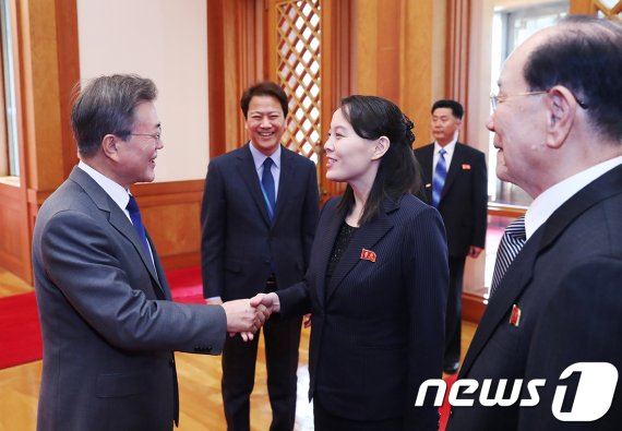 문재인 대통령이 10일 오전 청와대에서 김정은 북한 노동당 위원장의 여동생 김여정 노동당 중앙위 제1부부장과 접견에 앞서 인사를 나누고 있다. (청와대) 2018.2.10/뉴스1 © News1 김명섭 기자