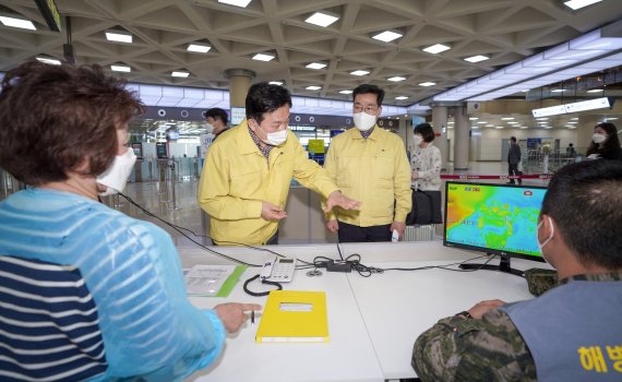 원희룡 제주도지사가 황금연휴 마지막 날인 5일 제주국제공항을 방문하고 렌터카 방역현장과 워크스루 다목적 음·양압 검체 채취 부스·출발장 발열감시현장을 점검하고 관계자들을 격려했다. [사진=제주도 제공]