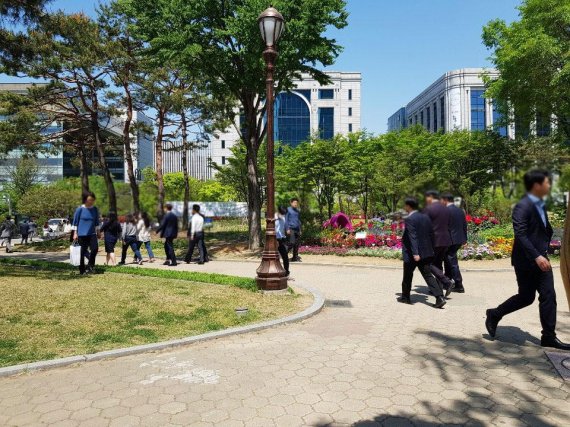 [현장르포] '생활 속 거리두기' 첫날 "아직 방심하면 안 되는데…"