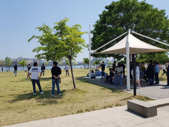 [현장르포] '생활 속 거리두기' 첫날 "아직 방심하면 안 되는데…"