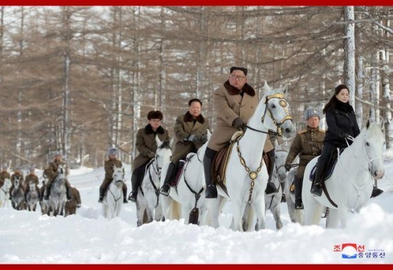 2019년 12월 4일 북한 조선중앙통신은 김정은 국무위원장과 부인 리설주 여사가 군마를 타고 백두산 혁명성지를 둘러봤다고 보도했다. (조선중앙통신) © 뉴스1