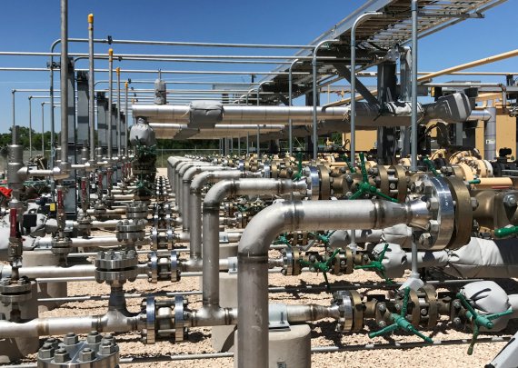 2017년 5월 3일(현지시간) 촬영된 미국 석유업체 옥시덴털 페트롤리엄의 뉴멕시코주 홉스 석유 가공시설. FILE PHOTO: Equipment used to process carbon dioxide, crude oil and water is seen at an Occidental Petroleum Corp enhanced oil recovery project in Hobbs, New Mexico, U.S. on May 3, 2017. Picture taken on May 3, 2017. REUTERS/Ernest Scheyder