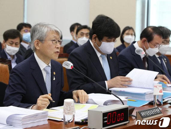 (서울=뉴스1) 신웅수 기자 = 7일 오전 서울 여의도 국회에서 열린 과학기술정보방송통신위원회 전체회의에서 최기영 과학기술정보통신부 장관이 의원들의 질의에 답하고 있다. 2020.5.7/뉴스1