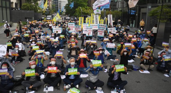 전국농민회총연맹, 전국여성농민회총연합 등 농민단체가 7일 서울 여의도 국회 인근에서 열린 '농산물 가격 보장 제도 마련! 냉해피해 보상! 코로나19 대책 마련! 전국농민대회'에서 농산물가격 보장 제도 마련, 냉해피해 보상 등을 촉구하는 시위를 하고 있다. 사진=김범석 기자