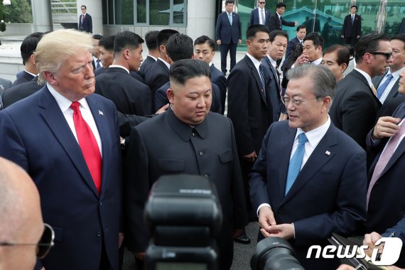 문재인 대통령과 도널드 트럼프 미국 대통령이 지난 2019년 6월30일 오후 판문점에서 김정은 북한 국무위원장을 만나 대화나누고 있는 모습.(청와대 제공) 2019.6.30/뉴스1
