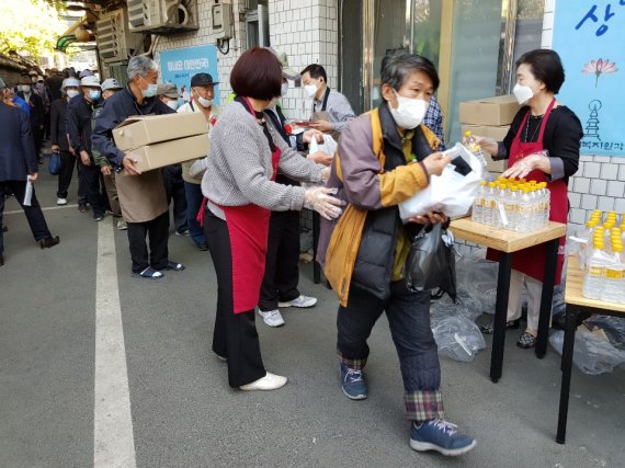 "어버이날이라 대박이야" 무료급식소 줄선 노인도 '웃음꽃'