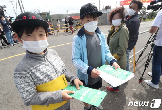 한국 축구 대표팀 에이스 손흥민(28·토트넘)이 제주 서귀포시 대정읍 해병대 9여단 훈련소에서 기초군사훈련을 마치고 퇴소한 8일 오전 손흥민의 팬이 마스크를 주기 위해 기다리고 있다..2020.5.8/뉴스1 © News1 오현지 기자