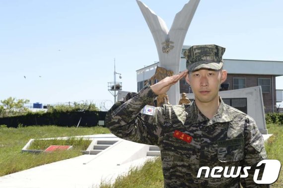 한국 축구 대표팀 에이스 손흥민(28·토트넘)이 제주 서귀포시 대정읍 해병대 9여단 훈련소에서 3주간의 기초군사훈련을 마치고 퇴소했다. 손흥민은 수료식(퇴소식)에서 훈련생 157명 중 수료 성적 1위를 기록해 '필승' 상을 받았다. 사진은 손흥민이 대대에서 거수경례를 하는 모습. (해병대 제공) 2020.5.8/뉴스1 © News1 오현지 기자
