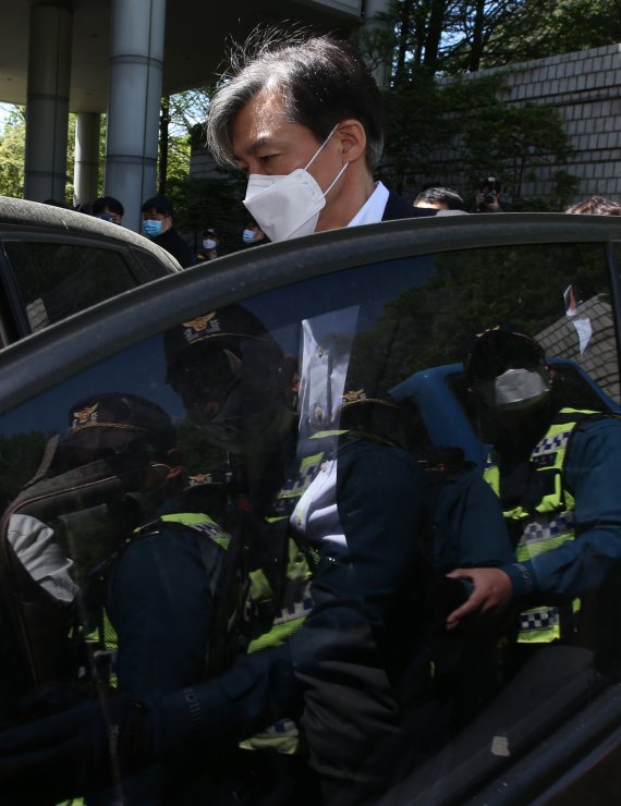 가족 비리와 감찰 무마 의혹 사건 등으로 기소된 조국 전 법무부 장관이 8일 서울 서초구 서울중앙지방법원에서 열린 첫 공판을 마친 뒤 자가용에 탑승하고 있다. 사진=박범준 기자