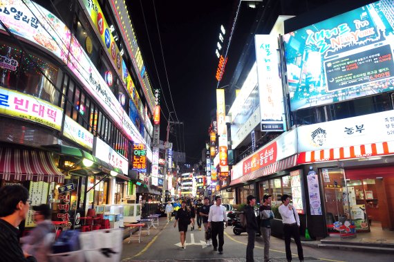 국내 대표적인 상권인 인천 부평이 골목상권을 활용하고 특색 있는 패션·문화콘텐츠를 보강해 옛 영광 재현에 나선다. 사진은 부평 테마의 거리 전경.