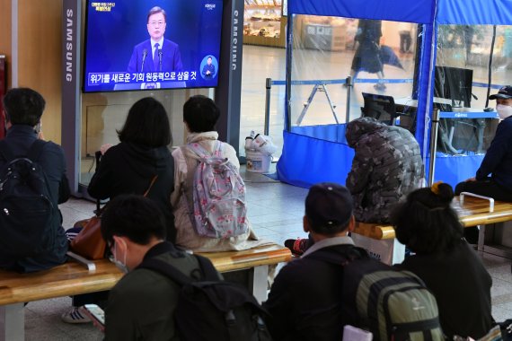 시민들이 10일 오전 서울 한강대로 서울역 대합실에서 문재인 대통령 취임 3주년 특별연설을 시청하고 있다. 사진=서동일 기자