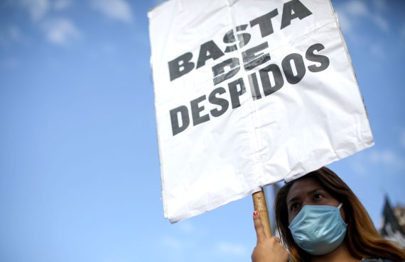 아르헨티나에서 코로나19 확산을 막기 위한 봉쇄가 이어진 가운데 지난 1일(현지시간) 한 사회운동가가 "해고를 멈추라"며 시위를 벌이고 있다. AP뉴시스