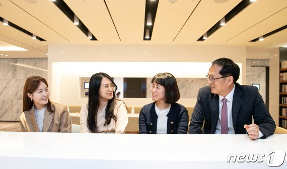 서울 서초구 한국콜마 종합기술연구원에서 계성봉 한국콜마 메이크업연구소 상무와 팀원들이 지난 7일 뉴스1과 인터뷰에 앞서 포즈를 취하고 있다. 2020.4.28/뉴스1 © News1 이승배 기자