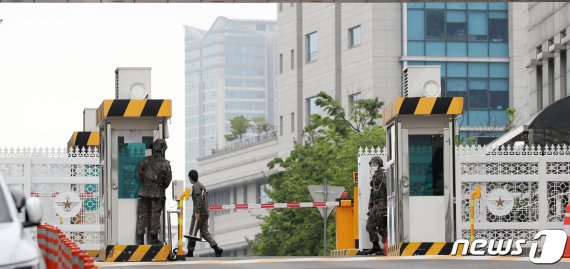 10일 오전 서울 용산구 국방부 정문 앞으로 장병들이 지나고 있다.. 2020.5.10/뉴스1 © News1 김진환 기자