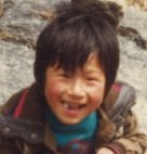 황성윤씨(46, 당시 8세)는 1982년 11월 1일 서울특별시 양천구에서 실종됐다. 오른쪽 코에는 사마귀가 있었으며, 왼쪽 이마에 연탄집게로 찍힌 흉터가 있다. 실종아동전문센터 제공