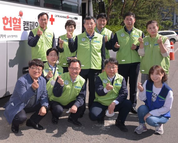 농협유통 하나로마트 정연태 대표(왼쪽 다섯번째) 등 임직원들이 사랑의 꾸러미 전달식에 앞서 기념촬영을 하고 있다. 농협유통 제공