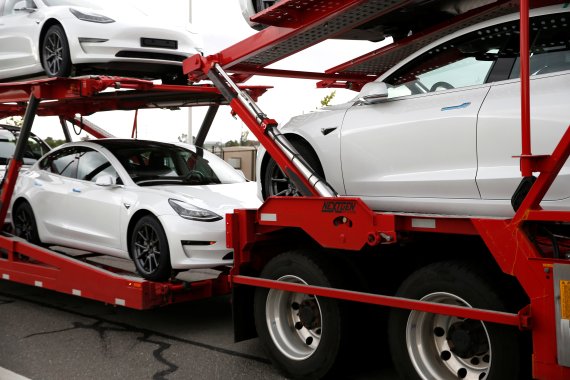 지난 11일(현지시간) 미국 캘리포니아주 프리먼트의 테슬라 자동차 공장에서 차량들이 화물차에 실려 옮겨지고있다.로이터뉴스1