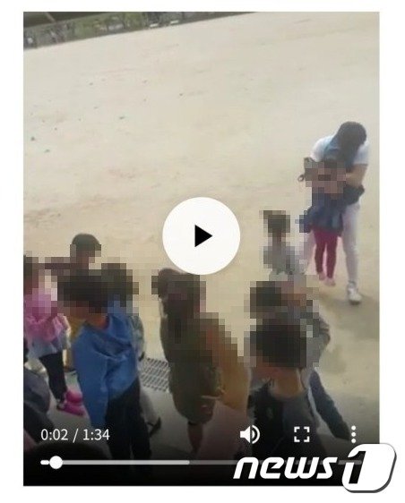 교사 A씨가 여학생을 껴안는 동영상 화면 캡쳐(독자제공) © 뉴스1