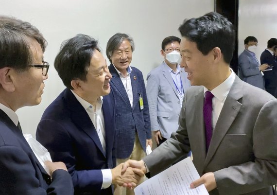 “제발 4.3특별법 통과를” 20대 마지막 국회 찾은 원희룡