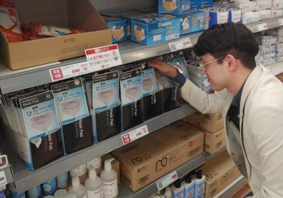 현재 일 800만장 가량이 생산되는 보건용마스크는 공적마스크로 지정돼 시중에 안정적인 가격으로 공급되고 있지만 덴탈마스크는 가격을 업체들이 자유롭게 책정할 수 있다. fnDB