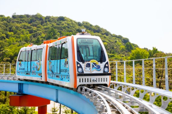 인천교통공사는 인천 월미도를 순환하는 관광형 궤도열차인 월미바다열차의 운행재개 시기를 6월로 연기했다.